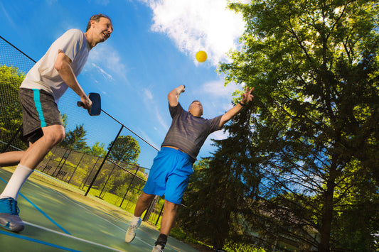 เทคนิคการรับมือการตี Pickleball Overhead Smash สำหรับทุกระดับ